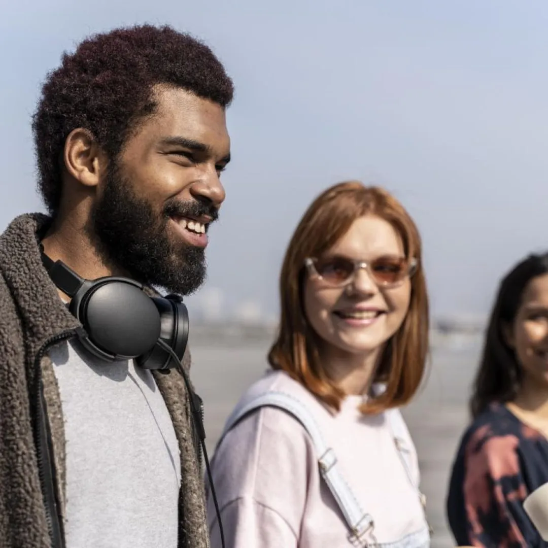 medium-shot-friends-outdoors